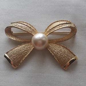 Bow Pin with pearl